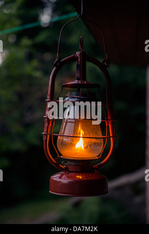 Alten altmodischen Laterne, die brennende Flamme Dank Kerosin Kraftstoff Stockfoto