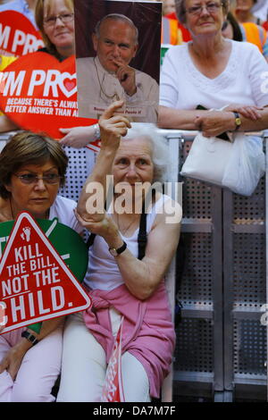 Dublin, Irland. 6. Juli 2013. Eine Frau hält ein Plakat mit dem Bild des verstorbenen Papstes Johannes Paul II. Tausende von pro-Life-Aktivisten nahmen an der 7. jährlichen 'All-Ireland-Rallye für das Leben"außerhalb Dail Eireann (Irisches Parlament), protestieren unter dem Motto"Kill Bill nicht das Kind"gegen den Schutz des Lebens während Schwangerschaft Bill 2013, die im Parlament diskutiert wird und Abtreibung in Irland zu regulieren. Bildnachweis: Michael Debets/Alamy Live-Nachrichten Stockfoto