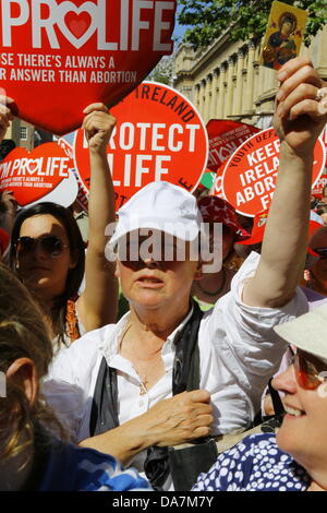 Dublin, Irland. 6. Juli 2013. Eine Frau hält einen hingebungsvollen Bild der Jungfrau Maria. Tausende von pro-Life-Aktivisten nahmen an der 7. jährlichen 'All-Ireland-Rallye für das Leben"außerhalb Dail Eireann (Irisches Parlament), protestieren unter dem Motto"Kill Bill nicht das Kind"gegen den Schutz des Lebens während Schwangerschaft Bill 2013, die im Parlament diskutiert wird und Abtreibung in Irland zu regulieren. Bildnachweis: Michael Debets/Alamy Live-Nachrichten Stockfoto