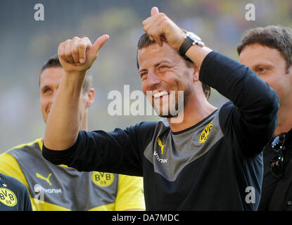 Dortmunds Torwart Roman Weidenfeller wirft seine Daumen vor einem Testspiel gegen Team Sat. 1-Helden im Signal-Iduna-Park in Dortmund, Deutschland, 6. Juli 2013. Das Bundesliga-Team offiziell eröffnet Saison 2013 / 14 mit dem Spiel von TV-Sender Sat. 1 unter dem Motto "Das Duell - Alle Gegen Den BVB" organisiert ("das Duell - alle gegen Borussian Dortmund"). Foto: JONAS GUETTLER Stockfoto