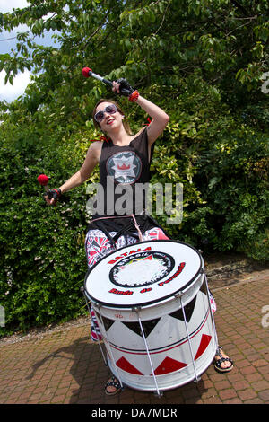 Batala Drumming Band, Frau grosse Trommel, Band, Trommel, Schlagzeug, Musik, Percussion, Samba, Musiker, Beat, Leistung, Karneval, Gruppe, Latin, Festival, Feier, Folk, Straße, Ort, Tanz, Spaß, nationalen, Menschen, durchführen, um das Spektakel auf dem Festival in Wilmslow, Großbritannien Stockfoto