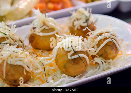 Takoyaki Krake Kugeln auf weißen Teller - japanisches Essen Nahaufnahme Stockfoto