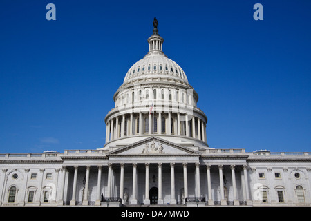 US-Kapitol in Washington, DC, als angesehen von East Plaza; vor einem strahlend blauen Himmel Stockfoto