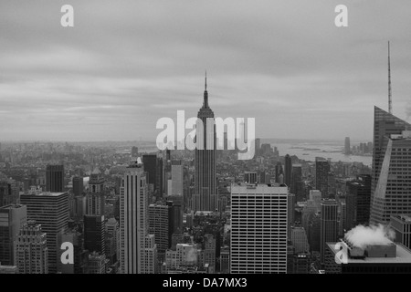 Empire State Building und die Skyline von Manhattan von der Top of the Rock Aussichtsplattform gesehen Stockfoto