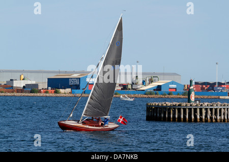 Segelboot Knarr Klasse Segeln hart am Wind draußen Tuborg Hafen ...