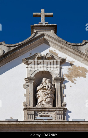 Barocke Marienstatue in den Giebel der Kirche Nossa Senhora Cabo Espichel Sanctuary.Sesimbra, Portugal Stockfoto