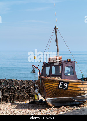 Angeln, Boot und Hummer / Krabben-Töpfe am Strand in Sidmouth, Devon, England Stockfoto