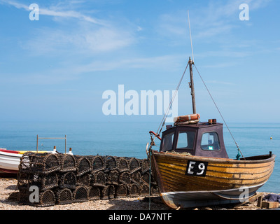 Angeln, Boot und Hummer / Krabben-Töpfe am Strand in Sidmouth, Devon, England Stockfoto