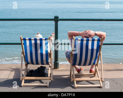 Freitag, den 5. Juli. Genießen Sie die Sommer Hitzewelle auf Liegestühlen in Sidmouth, Devon, England Stockfoto