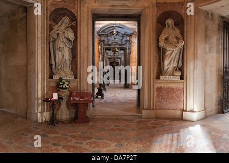 St. Rita von Cascia und St. Elisabeth von Portugal. Italienische barocke Statuen in der Basilika von Mafra Nationalpalast, Portugal. Stockfoto