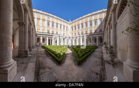 Nord-Kreuzgang der Nationalpalast von Mafra, Kloster und Basilika in Portugal. Franziskaner Orden. Barock-Architektur. Stockfoto