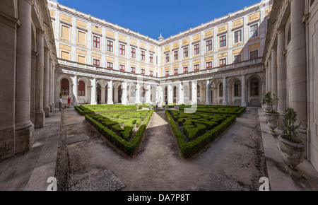 Nord-Kreuzgang der Nationalpalast von Mafra, Kloster und Basilika in Portugal. Franziskaner Orden. Barock-Architektur. Stockfoto