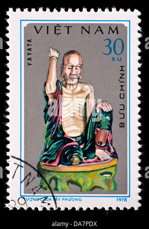 Briefmarke aus Vietnam Darstellung Yayata (Skulptur von Tay Phuong Pagode). Stockfoto