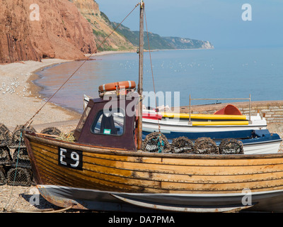 Angeln, Boot und Hummer / Krabben-Töpfe am Strand in Sidmouth, Devon, England Stockfoto