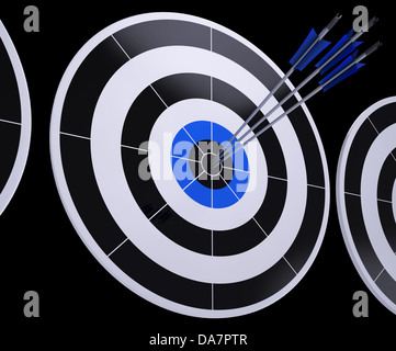 Pfeile auf die Dartscheibe zeigt erfolgreiche schlagen und Targeting Stockfoto