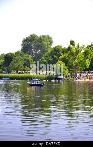 London, UK. 6. Juli 2013. Die brennende Sonne zog Tausende von Londonern am Samstagnachmittag um Hyde Park Credit: Marcin Libera/Alamy Live News Stockfoto