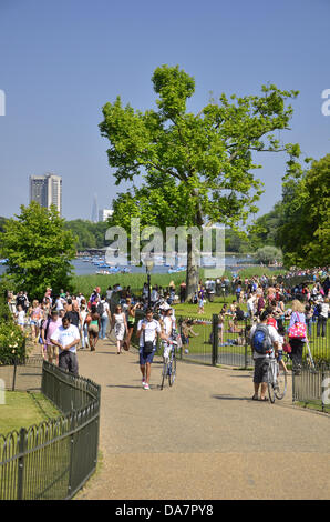 London, UK. 6. Juli 2013. Die brennende Sonne zog Tausende von Londonern am Samstagnachmittag um Hyde Park Credit: Marcin Libera/Alamy Live News Stockfoto