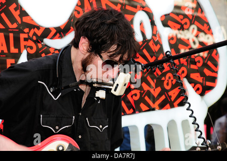 Musiker führt auf der Carnaby Sound kostenlose live-Musik in der Carnaby Street London. Stockfoto