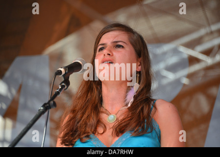 Giovanna tritt bei der Carnaby Sound kostenlose live-Musik in der Carnaby Street London. Stockfoto