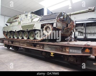 Flachbett-Wagen DSB 33 86 473 3 105-1 mit Leopard-Panzer, 1 Stockfoto