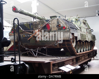 Flachbett-Wagen DSB 33 86 473 3 105-1 mit Leopard-Panzer, 3 Stockfoto