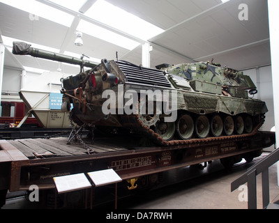 Flachbett-Wagen DSB 33 86 473 3 105-1 mit Leopard-Panzer, 4 Stockfoto