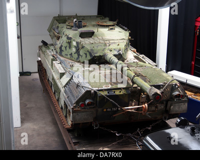 Flachbett-Wagen DSB 33 86 473 3 105-1 mit Leopard-Panzer, 5 Stockfoto