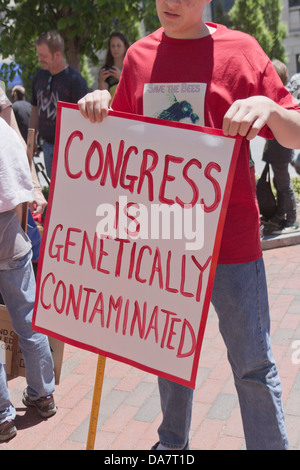 Mann hält ein Anti-GVO-Zeichen bei einer Kundgebung in Asheville, NC Stockfoto