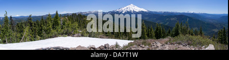 Ein Panorama, wie Mt. Jefferson und Mt. Hood aus auf Triangulation Gipfel. Stockfoto