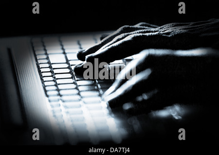 Konzept-Foto mit hohem Kontrast Schwarz-weiß Hackers Finger auf Tastatur Stockfoto