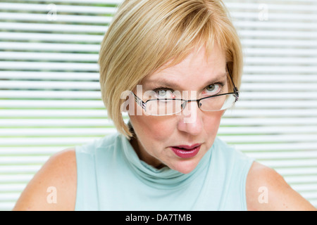 wütend mittlere gealterte Frau Stockfoto