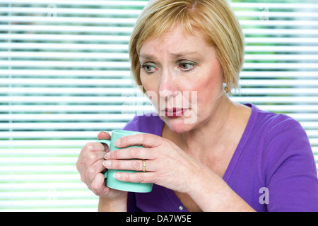 Frau, beunruhigt und besorgt Stockfoto