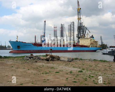 Die Maersk Borneo, registriert unter der IMO-Nummer 9341445, ist ein Containerschiff, das für seine Rolle im globalen Seehandel bekannt ist. Dieses Schiff ist innerhalb der Maersk-Linie tätig und bietet wichtige Frachttransporte an. Stockfoto