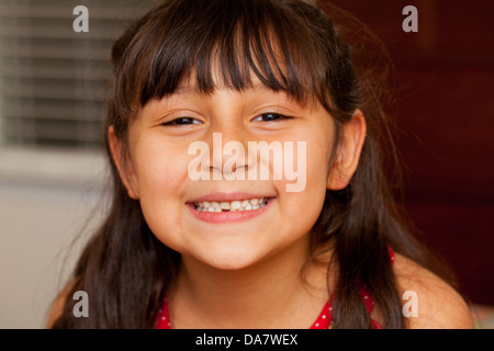 Niedliche kleine Mädchen, der begeistert über den Verlust ihrer ersten Zahn Stockfoto