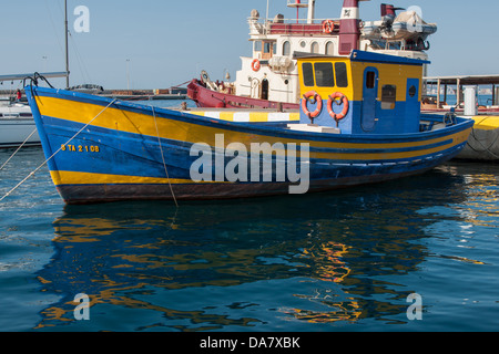 Foto von einem bunten gelb und blau Boot hegte an der Costa Brava. Spanien. Stockfoto