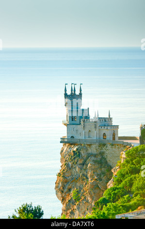 Schloss "Schwalbennest" auf einem steilen Felsen am Meer Stockfoto