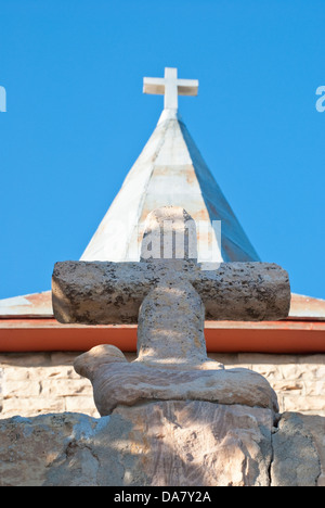 Kreuze schmücken die Front einer alt-katholischen Kirche in Duran, New Mexico. Stockfoto