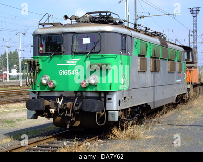 Dieses Bild zeigt eine französische SNCF-Lokomotive, die für ihre Rolle im französischen Eisenbahnverkehr bekannt ist. Die SNCF (Société nationale des Chemins de fer Francais) hat eine lange Geschichte als Beitrag zum Eisenbahnsystem des Landes. Stockfoto