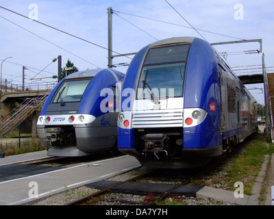 Dieses Bild zeigt zwei französische Lokomotiven, SNCF 27729 und SNCF 30217, beide Teil der SNCF-Flotte. Die Züge repräsentieren die moderne Effizienz und das Design des französischen Eisenbahndienstes und zeigen die Leistung und den Nutzen des französischen Eisenbahnsystems. Stockfoto