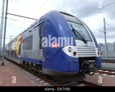 Dieses Bild zeigt die SNCF 340 ZX 24579, eine französische Lokomotive für den Schienenverkehr. Die Lokomotive ist Teil des umfangreichen französischen Eisenbahnsystems, das für seine Effizienz und Rolle bei der Verbindung von Städten im ganzen Land bekannt ist. Stockfoto