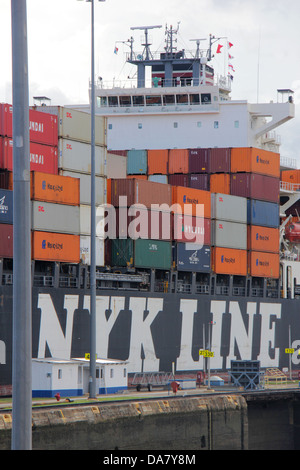 NYK Line Schiff in den Panama-Kanal mit Containern auf Deck gestapelt. Stockfoto