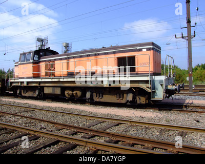 Dieses Bild zeigt eine Lokomotive, SNCF 63977, die in Aktion aufgenommen wurde und die Kraft und Technik der französischen Eisenbahn zeigt. Die Lokomotive ist Teil der SNCF-Flotte, einem wichtigen Bestandteil des umfangreichen französischen Schienenverkehrssystems. Stockfoto
