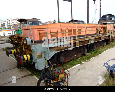 Dieses Bild zeigt die SNCF-Zugnummer 64809, die Teil der Flotte der französischen Nationalbahn ist. Das Foto zeigt das Design des Zuges und seine Rolle bei der Verbindung französischer Regionen und unterstreicht die Bedeutung des Schienenverkehrs in der Infrastruktur des Landes. Stockfoto