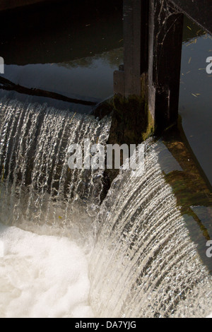 Schleuse und Wehr am Fluss Nene in Ringstead Northamptonshire East Midlands. Stockfoto