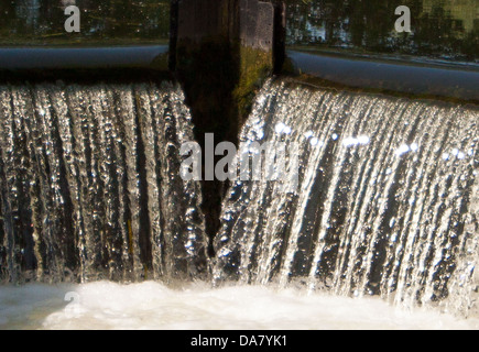 Schleuse und Wehr am Fluss Nene in Ringstead Northamptonshire East Midlands. Stockfoto