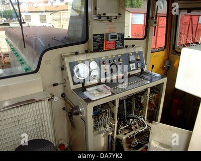 Dieses Bild zeigt die SNCF 8123, eine Güterlokomotive, die von der französischen Eisenbahngesellschaft (SNCF) für den Gütertransport eingesetzt wird. Die Lokomotive ist Teil der französischen Eisenbahninfrastruktur, die für ihre Effizienz im Güterverkehr im ganzen Land bekannt ist. Stockfoto