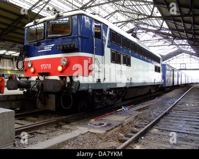Die SNCF 817078 ist eine französische Lokomotive für den Schienenverkehr, die Teil der SNCF-Flotte ist. Die für den effizienten Fernverkehr konzipierte Lokomotive spielt eine wichtige Rolle im französischen Eisenbahnbetrieb und trägt zur Verkehrsinfrastruktur des Landes bei. Stockfoto