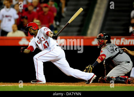 6. Juli 2013 Anaheim, CA. Los Angeles Angels zweiter Basisspieler Howie Kendrick #47 trifft ein einzelnes um das Spiel in der Unterseite des 9. Inning während der Major League Baseball Spiel zwischen den Boston Red Sox und den Los Angeles Angels im Anaheim Stadium in Anaheim, California.The Los Angeles Angels Niederlage zu den Boston Red Sox 9-7 in 11 Innings binden. Louis Lopez/CSM/Alamy Live-Nachrichten Stockfoto