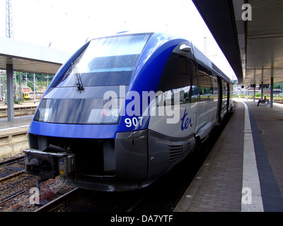 Das Bild zeigt die SNCF 907, eine Lokomotive der französischen Nationalbahn. Er zeigt die Konstruktion des Zuges und betont seine historische und technische Bedeutung im Kontext der französischen Eisenbahngeschichte. Stockfoto
