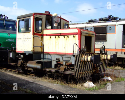 Dieses Bild zeigt das TEF-Depot der SNCF (French National Railway Company) in Thionville. Das Depot, ein wichtiger Teil der französischen Eisenbahninfrastruktur, zeigt sich in seiner betrieblichen Kapazität und unterstützt die Wartung und den Betrieb von Lokomotiven und anderen Schienenfahrzeugen für die Region. Stockfoto